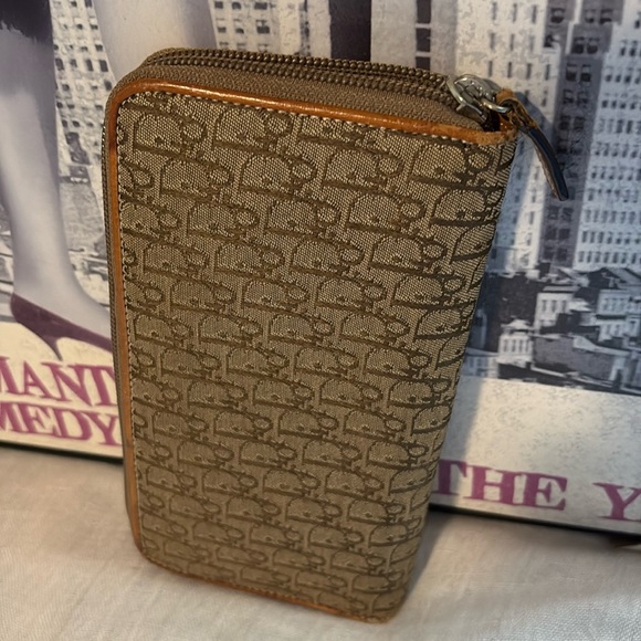 Dior Tan Wallet with Iconic Monogram Design - Picture 5 of 16
